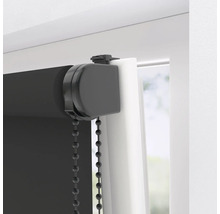 Schwarzes Rollo mit Kettenzug am Fenster