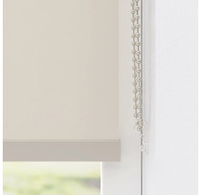 Detailaufnahme eines Rollos mit Kettenzug zur Fensterdekoration