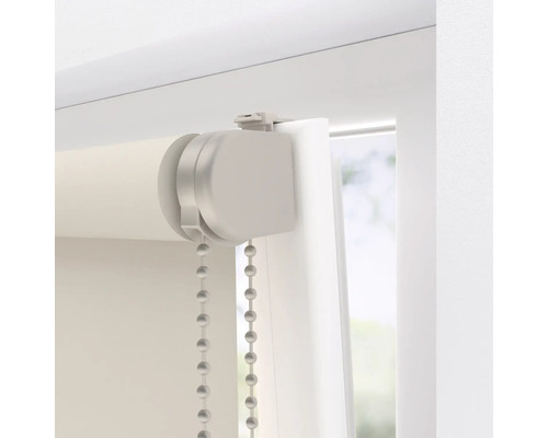 Detailansicht eines Rollos mit Kettenzug zur Fensterdekoration