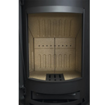 Innenansicht eines Kaminofens mit Feuerraumauskleidung und Rost