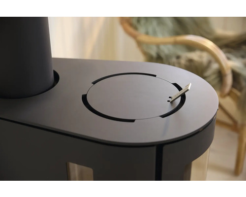 Detailansicht eines Kaminofens mit Brennstoffbehälter