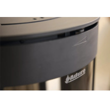 Detailansicht eines Aduro Kaminofens mit Luftregler und Aduro Logo.