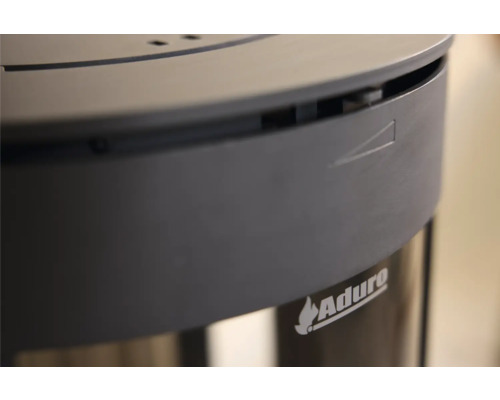 Detailansicht eines Aduro Kaminofens mit Luftregler und Aduro Logo.