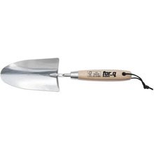 Gartenkelle aus Edelstahl mit Holzgriff und for_q Logo