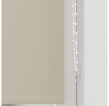 Beige Rollos mit Bedienkette am Fenster
