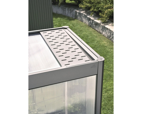 Detailansicht eines Gewächshauses mit Belüftungsklappe auf dem Dach und Strukturglas