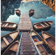 Bateaux sur une jetée en bois sur un lac de montagne