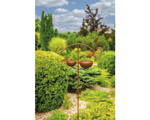 Abreuvoir pour oiseaux avec deux coupes et figurine d'oiseau dans le jardin