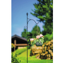 Blumenampelhalterung aus Metall mit Hängekorb im Garten