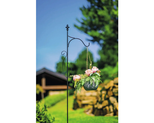 Blumenampelhalterung aus Metall mit Hängekorb im Garten