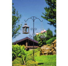 Dekorativer Gartenstecker mit Laterne und Blumenampel im Aussenbereich.