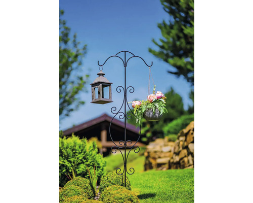 Dekorativer Gartenstecker mit Laterne und Blumenampel im Aussenbereich.