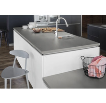 Cuisine moderne avec îlot de cuisine, évier et robinet