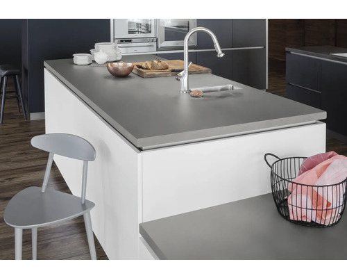 Cuisine moderne avec îlot de cuisine, évier et robinet