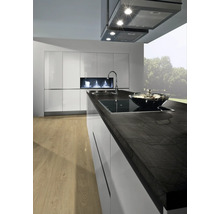 Moderne Küche mit weißen Schränken, dunkler Arbeitsplatte und Dunstabzugshaube