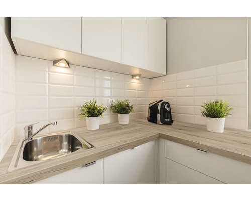 Helle Küche mit Spüle, Arbeitsplatte und Küchengeräten