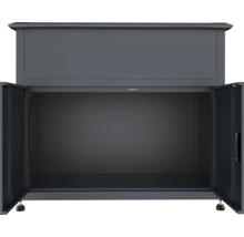 Geöffneter Geräteschrank mit zwei Türen und Stauraum