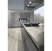 Cuisine moderne avec armoires grises, plaque de cuisson et hotte aspirante