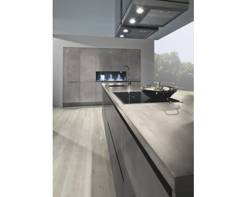 Moderne Küche mit grauen Schränken, Kochfeld und Dunstabzugshaube