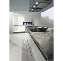 Cuisine moderne avec îlot de cuisine, hotte aspirante et surface polie