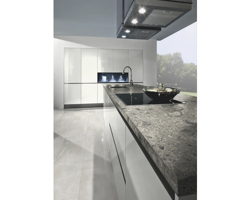 Cuisine moderne avec îlot de cuisine, hotte aspirante et surface polie