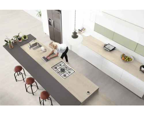 Moderne Küche mit Kochinsel, Spüle, Barhockern und Frau am Laptop