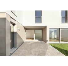 Aussenansicht eines modernen Gebäudes mit Fliesenboden