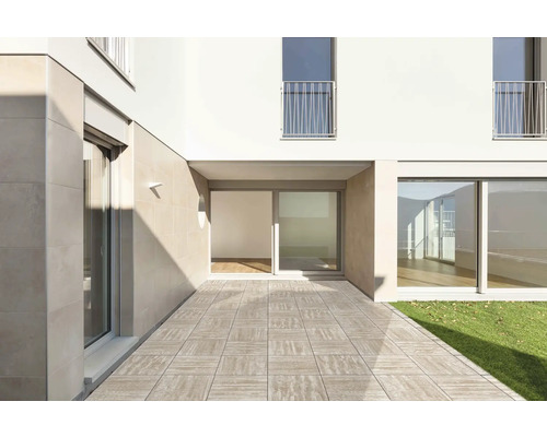 Aussenansicht eines modernen Gebäudes mit Fliesenboden