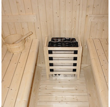 Sauna Innenansicht mit Holzbänken und Saunaofen