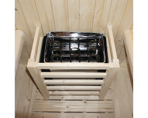 Saunaofen mit Holzverkleidung in einer Sauna