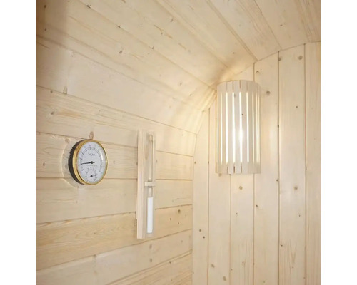 Sauna-Interieur mit Thermometer, Hygrometer und Lampe