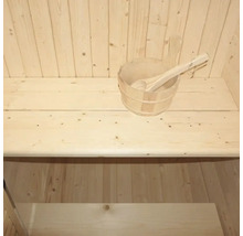 Holzeimer mit Schöpfkelle in einer Sauna