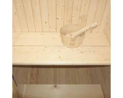 Holzeimer mit Schöpfkelle in einer Sauna