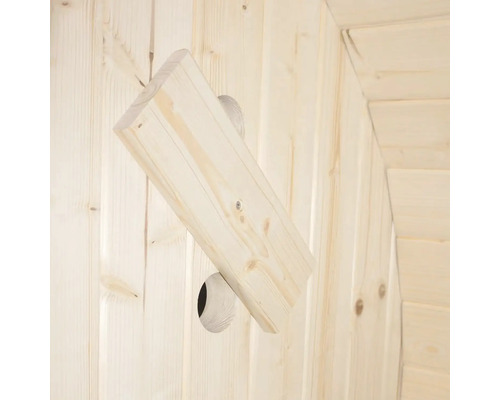 Holzfassade mit einem montierten Holzstück