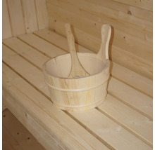 Holzeimer mit Schöpfkelle in einer Sauna