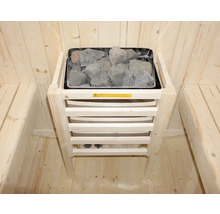 Saunaofen mit Saunasteinen in einem hellen Holzraum