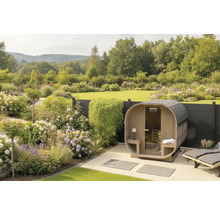 Garten mit Fasssauna und bepflanztem Beet