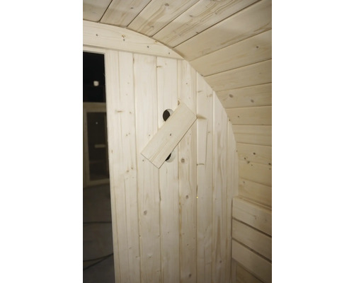 Innenansicht einer Holzsauna mit Lüftungsklappe