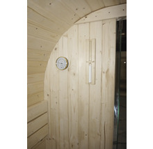 Innenansicht einer Sauna mit Thermometer und Sanduhr