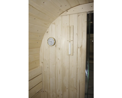 Innenansicht einer Sauna mit Thermometer und Sanduhr