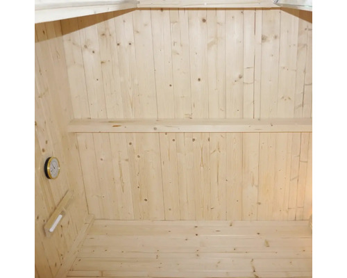 Innenansicht einer Sauna mit Holzwänden, Sitzbank und Thermometer