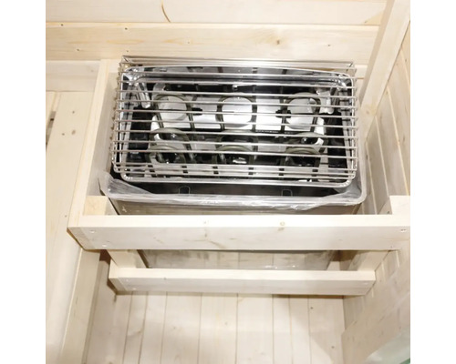 Saunaofen mit Schutzgitter in einer Holzsauna