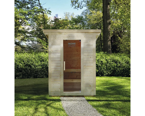 Aussensauna aus Holz mit Glastür im Garten