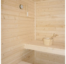 Sauna mit Holzwänden, Sitzbank, Thermometer und Holzkübel mit Schöpfkelle