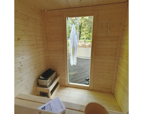 Innenansicht einer Sauna mit Holzverkleidung, Saunaofen und Blick nach draußen