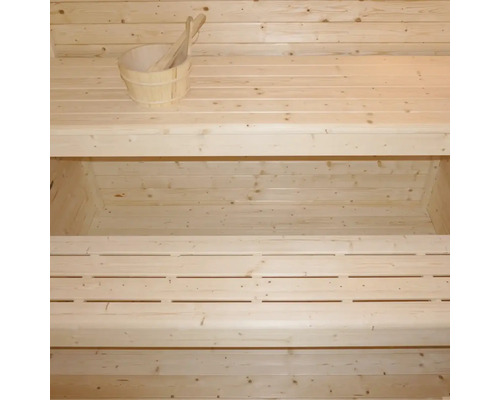 Innenansicht einer Sauna mit Holzbänken und einem Holzkübel mit Schöpfkelle