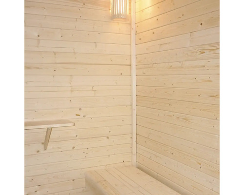 Innenausstattung einer Sauna mit Holzverkleidung, Sitzbank und Lampe