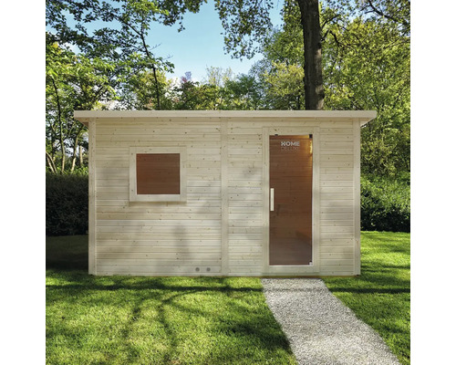 Holzsauna mit Fenster und Glastür im Garten