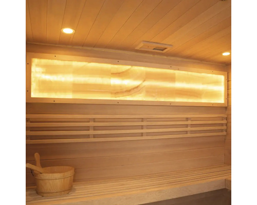 Innenansicht einer Sauna mit Holzeinrichtung, Beleuchtung und Saunakübel