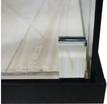 Detailaufnahme einer Vitrine mit Glaselementen und Metalleinfassung